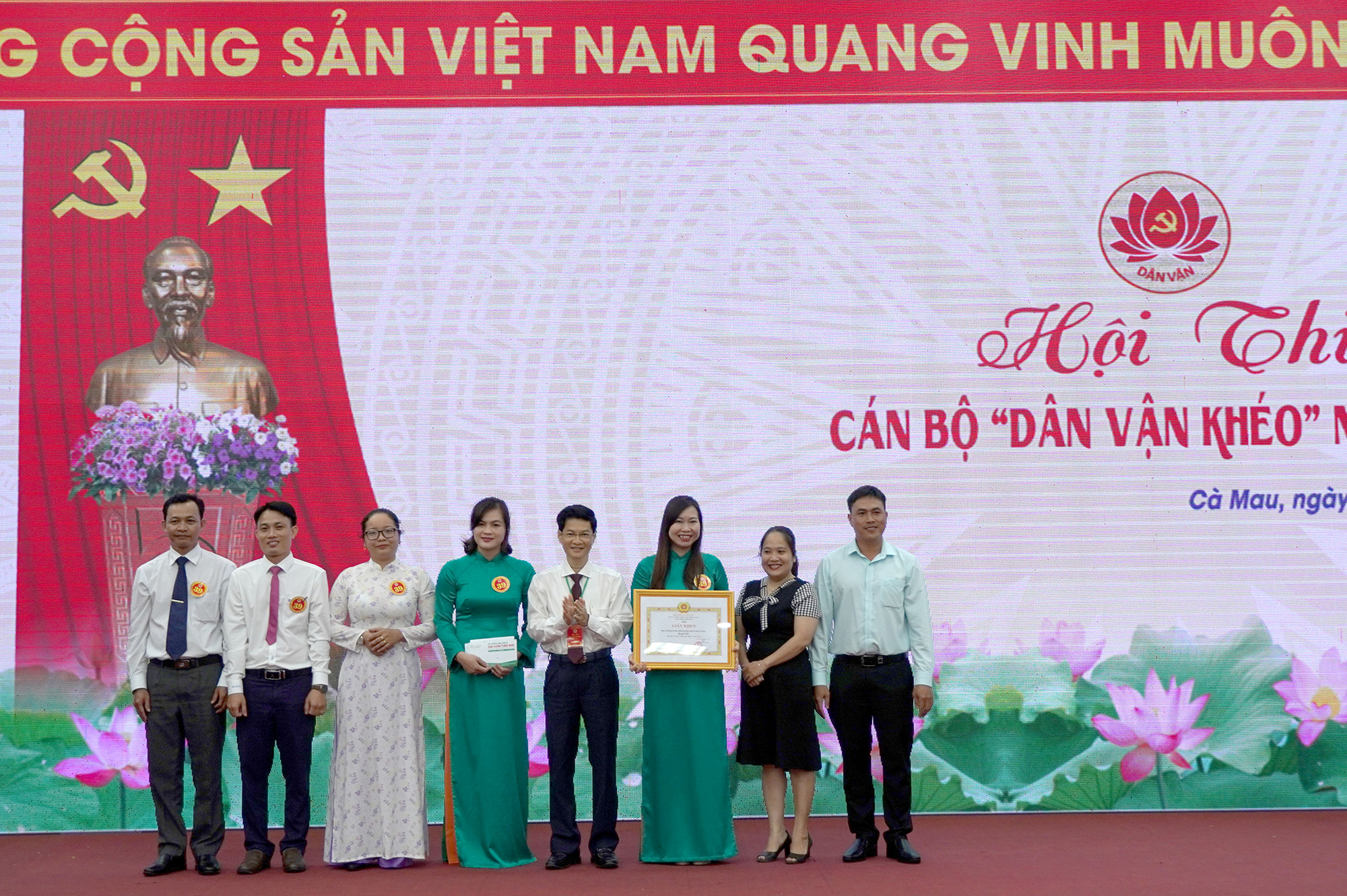 Đồng chí Trương Đăng Khoa trao giải nhất cho đơn vị Ban Quản lý các khu kinh tế.